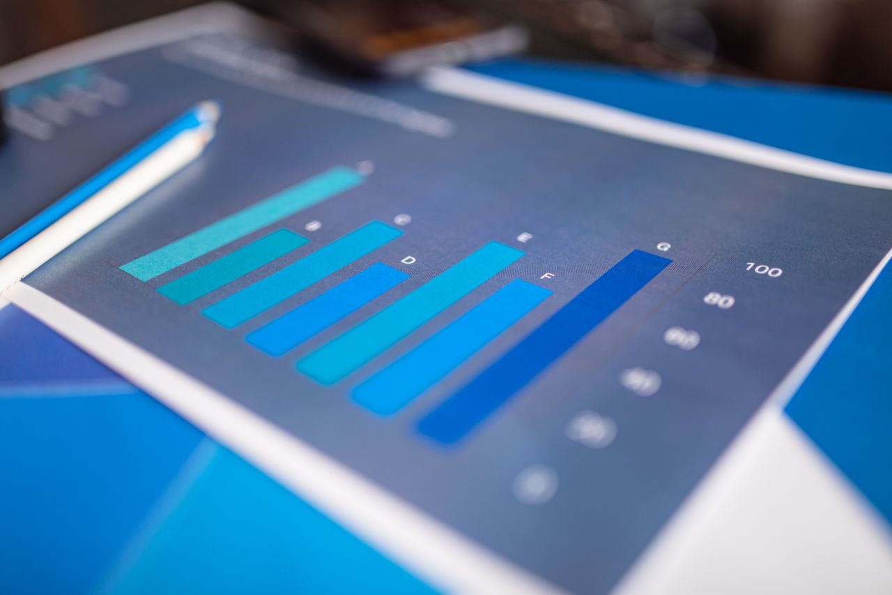 Gros plan détaillé d’un graphique à barres bleu illustrant une analyse de données sur du papier imprimé.